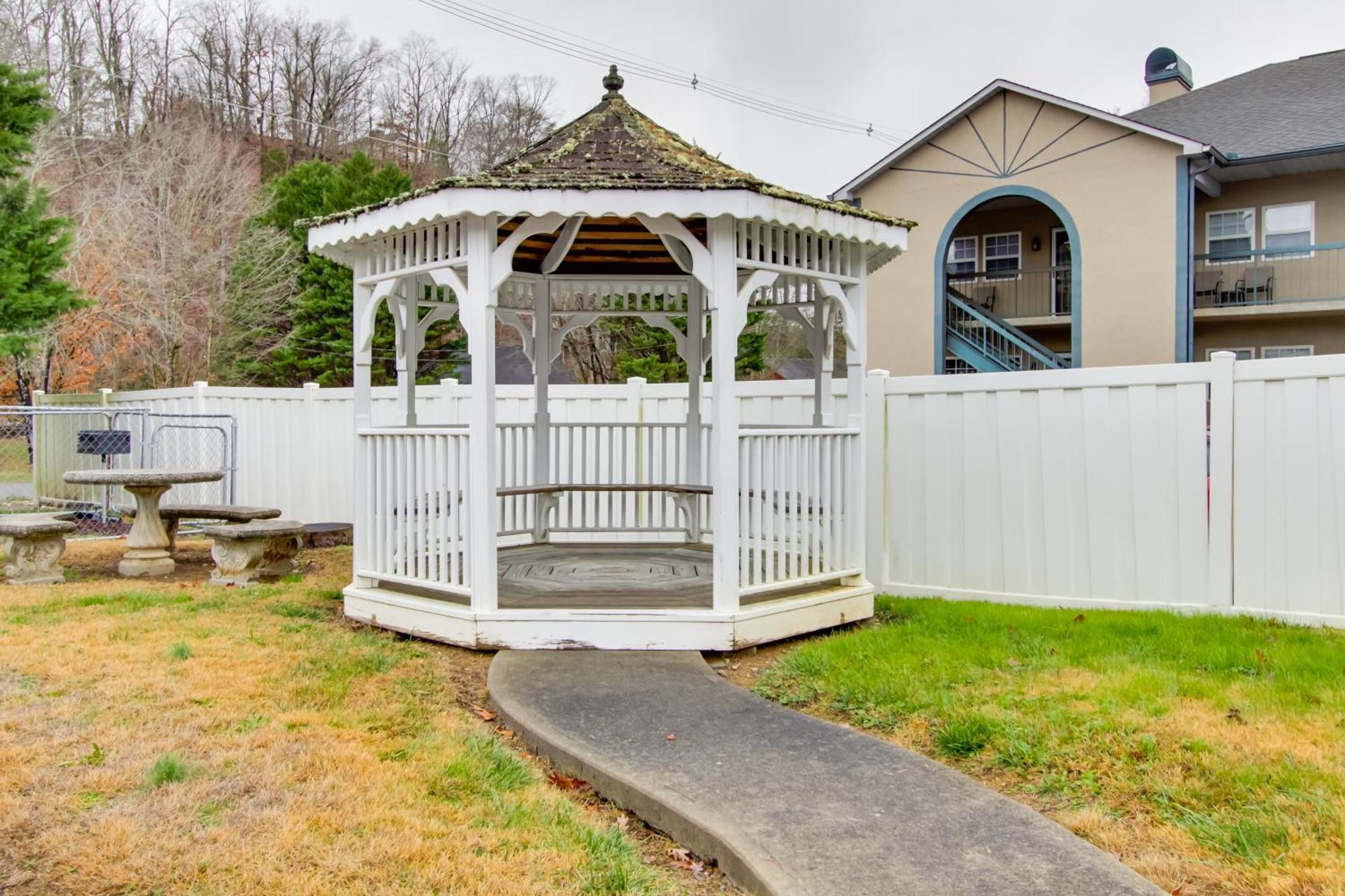 Parkway Condo About Walk To Island In Pigeon Forge! 외부 사진